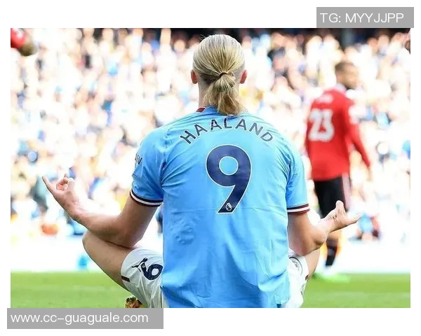 哈兰德晒曼城配色圣诞帽庆祝照为2025年胜利收官添彩